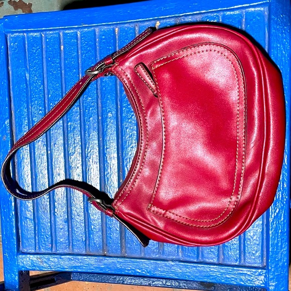 Nine West deep red hand bag! - Picture 3 of 4